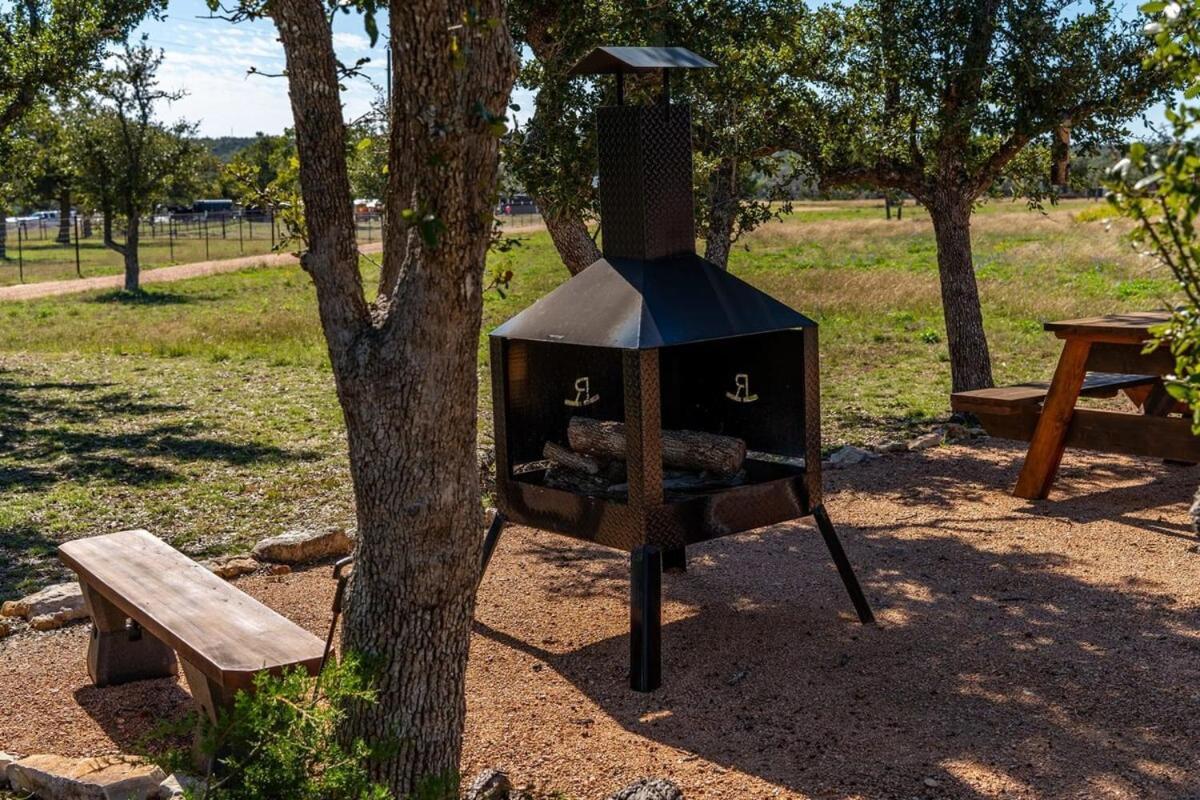 Rockin' R - Morning Star Cabin Фредериксбург Екстериор снимка