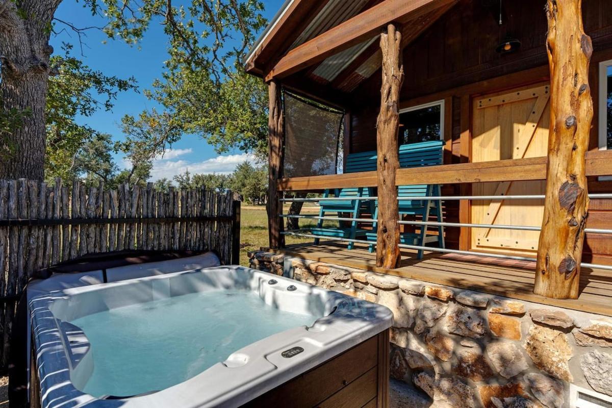 Rockin' R - Morning Star Cabin Фредериксбург Екстериор снимка