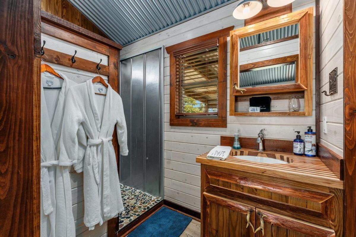 Rockin' R - Morning Star Cabin Фредериксбург Екстериор снимка